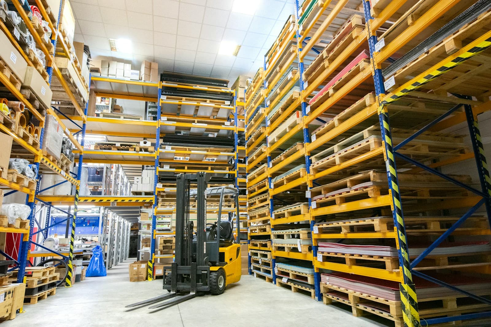 Forklift battery Lead-Acid vs LFP comparison ในโกดังอุตสาหกรรม