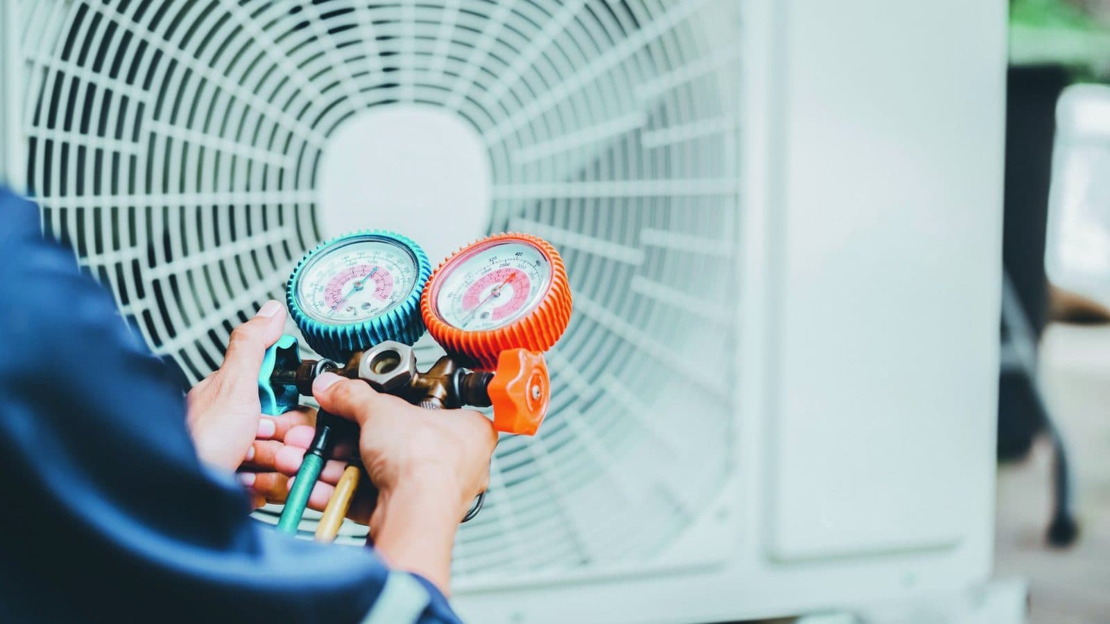 HVAC technician charging a split AC system — R32 vs R410a comparison