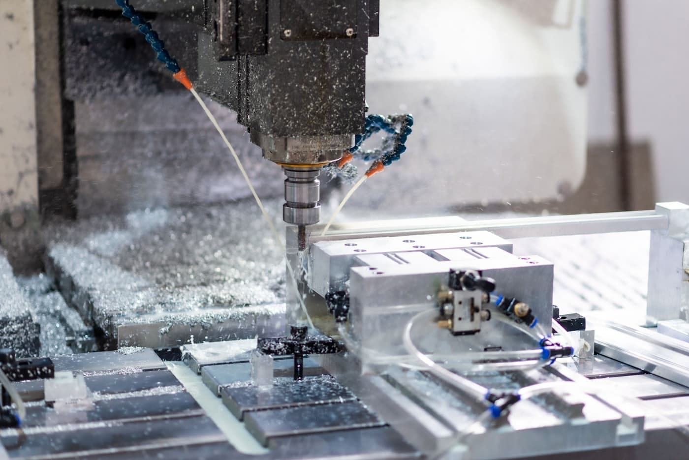 เครื่อง CNC กำลังตัดกลึงโลหะพร้อมน้ำยาหล่อเย็น